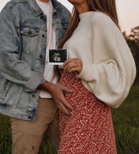 Pregnancy Announcement Photography, Vom Avea Un Copil, Pregnancy Announcement Pictures, Pregnancy Announcement Photoshoot, Baby Announcement Photoshoot, Cute Pregnancy Announcement, Baby Announcement Pictures, Maternity Photography Poses Pregnancy Pics