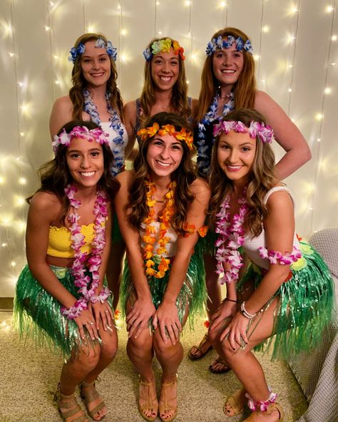 Preppy Hawaiian Costume, Hula Girls Halloween Costume, Halloween Hawaiian Costumes, Hawian Party Outfit, Caribian Party Outfits, Hawaiian Party Costume, Summer Themed Party Outfit, Hawaiian Themed Party Outfit, Hawaiian Beach Party Outfit