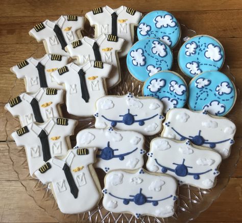 Kelly’s Pilot cookies Pilot Cookies Decorated, Airplane Macaron, Pilot Graduation Party, Pilot Captain Upgrade Party, Pilot Retirement Party Ideas, Pilot Graduation Party Ideas, Airplane Cookies Decorated, Pilot Cookies, Aviation Cookies