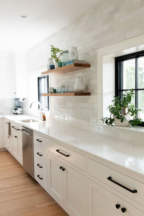 White Marble Kitchen Decor Ideas, Modern Farmhouse Kitchens Cabinets, Kitchen Counter And Backsplash Ideas, Warm White Kitchen, Small White Kitchen, White Kitchen Countertops, Home Depot Kitchen, Kitchen 2024, Kitchen Backsplash Designs