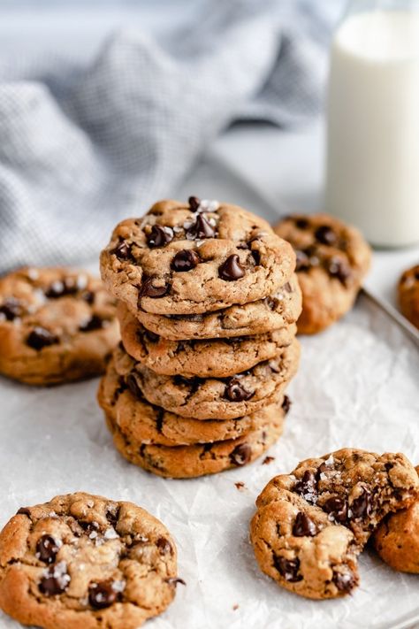 Thick, chewy peanut butter oatmeal chocolate chip cookies. Gluten free, flourless peanut butter cookies made with 7 simple ingredients! #flourless #cookies #peanutbuttercookies #glutenfreedessert #healthycookies #oatmealcookies #cookierecipe #healthydessert #healthybaking Peanut Butter Cookies Healthy, Flourless Oatmeal Cookies, Healthy Peanut Butter Oatmeal Cookies, Peanut Butter Oatmeal Chocolate Chip, Peanut Butter Oatmeal Chocolate Chip Cookies, Flourless Peanut Butter Cookies, Flourless Cookies, Ambitious Kitchen, Peanut Butter Roll