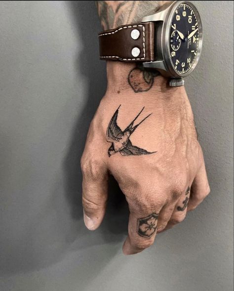 Hand Tattoo Men, Swallow Hand Tattoo, Bird Hand Tattoo, Stippling Tattoo, Tattoo Main, Swallow Tattoo Design, Swallow Bird Tattoos, Herren Hand Tattoos, Sparrow Tattoo