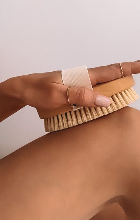 Body Dry Brushing, Body Glow, Dry Body Brushing, Oil Skin Care, Healthy Lifestyle Inspiration, Body Brushing, Spray Tanning, روتين العناية بالبشرة, Dry Brushing