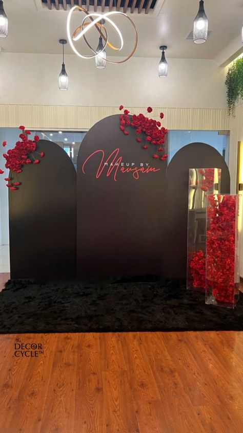 Black And Red Reception Decor, All Black Backdrop Ideas, Black And Red Wedding Backdrop, Red And Black 60th Birthday Ideas, All Black Party With Red Roses, Gala Backdrop Ideas, Floral And Balloon Arch, Red Rose And Black Themed Birthday Party, Black And Red Decorations Birthday