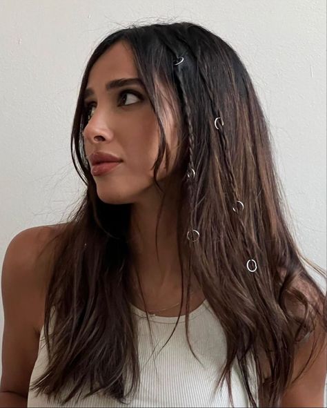 Long Hair, Don't Care: Gorgeous Styles for Lengthy Locks Easy Coachella Hairstyles, Hair Styles For Concerts Long Hair, The Weeknd Concert Hairstyles, Random Braids Throughout Hair, Rock Concert Hairstyles, Clubbing Hair, Hairstyles Festival, Festival Hair Ideas, Festival Hair Braids