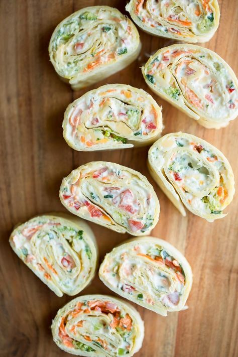 Roll Up Recipes, Tortilla Pinwheels, Pinwheel Sandwiches, Cream Cheese Roll Up, Tortilla Rolls, Cheese Roll, Cream Cheese Rolls, Roll Ups Tortilla, Pinwheel Recipes