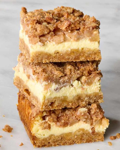 Cinnamon Apple Cheesecake, Cream Cheese Bars Recipe, Thanksgiving Desserts Apple, Cheesecake Bars Easy, Apple Cheesecake Bars, Apple Cream Cheese, Cream Cheese Bars, Apple Streusel, Apple Recipes Easy