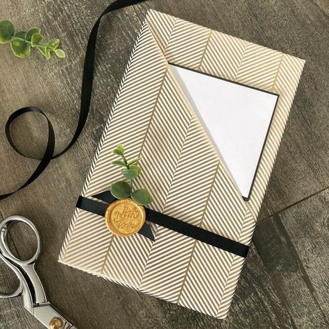 Wrapping Gifts Birthday, Creative Giftwrap Ideas, Layered Gift Wrapping, Wrap A Present With A Pocket, Wrapping Mens Gifts, Special Wrapping Ideas, Gift Wrapping With Handle, Wrapping Tutorial Gift, Small Square Gift Wrapping Ideas