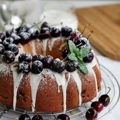 Christmas Wreath Pound Cake @keyingredient #cake #cheese Cheese Christmas, Gateaux Cake, Pound Cake Recipes, Food Drinks, Bundt Cake, Pound Cake, Christmas Cake, Let Them Eat Cake, Christmas Baking