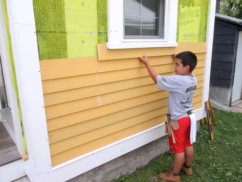 Installing clapboard siding. Clapboard Siding Exterior, Exterior Siding Options, Hardboard Siding, Hardy Plank Siding, Shiplap Wall Diy, Exterior Wall Cladding, Clapboard Siding, Siding Options, Hardie Plank