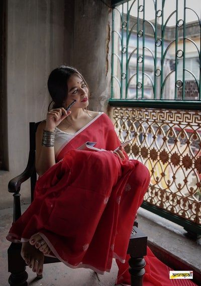 Bengali Culture, Bengali Saree, Designer Store, Cotton Saree Designs, Saree Poses, Indian Photoshoot, Self Portrait Poses, Saree Photoshoot, Stylish Photo Pose