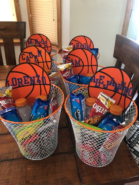 Basketball Ideas For Birthday, Team Gift Ideas Basketball, Basketball Loot Bag Ideas, Basketball Party Favors Diy, Basketball Favor Bags, Gift Basket Ideas Basketball, Basketball Team Party Ideas, Basketball Party Goodie Bags, Basketball Gift Basket For Boys