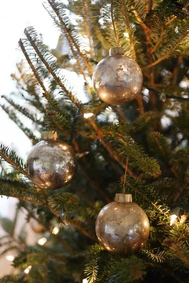 Gold Diy Ornaments, Diy Glass Ornaments Christmas, Diy Glass Ornaments, Diy Mercury Glass Ornaments, Mercury Glass Decor, Mercury Ornaments, Glass Ornaments Diy, Looking Glass Spray Paint, Mercury Glass Diy