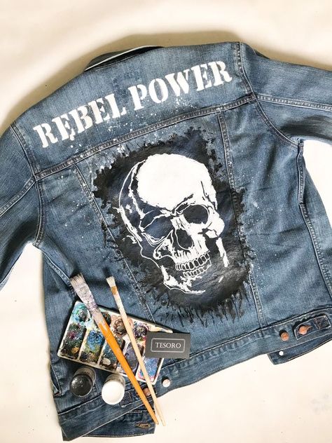 Creative Jeans, Resell Clothes, Denim Jacket Diy Paint, Jacket Hand Painted, Painting Clothes, Pallet Desk, Custom Jean Jacket, Hand Painted Denim, Diy Denim Jacket