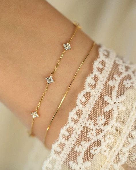 18k Gold Bracelet, Minimalist Bracelet, Dainty Bracelets, Gold Plated Bracelets, Flower Bracelet, Exquisite Jewelry, Gold Gold, Silver Bracelets, Womens Bracelets