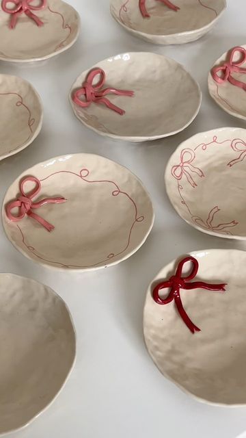 Myo Studio on Instagram: "result of the bow dishes🎀 it’s so much fun to create them, can’t wait to experiment more with bows 💞" What To Make Out Of Clay Ideas, Bow Clay Art, Cute Kitchen Things, Clay Dishes Ideas, Porcelain Ceramics Pottery, Quick Ceramic Projects, Ideas Clay Art, Things To Do Out Of Clay, Things To Make Of Clay