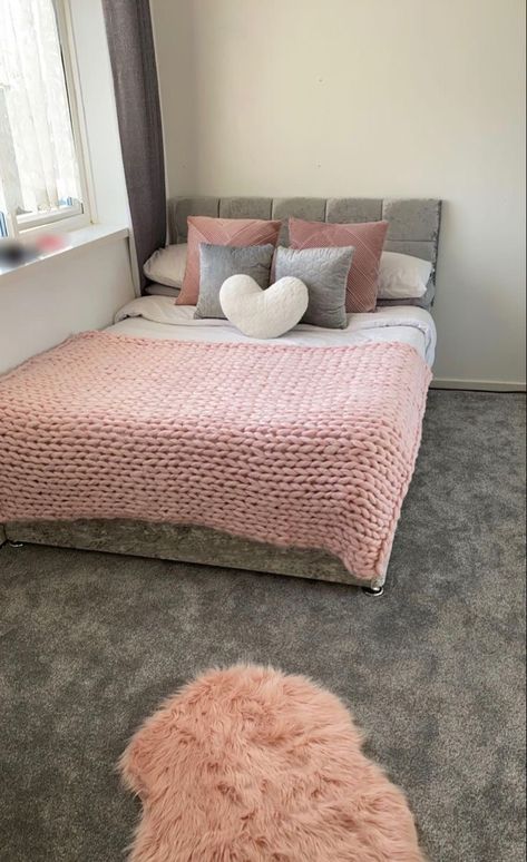 Bed Rooms Ideas Pink And White, Bedroom Ideas Aesthetic Pink And Grey, Modern Bedroom Design Pink And Grey, Blush Pink And White Bedding, Bedding Ideas Pink And Grey, Pink White And Grey Bed, Pink Grey Room Decor, Pink Brown Grey White Bedroom, Room Decor Bedroom Pink And Grey