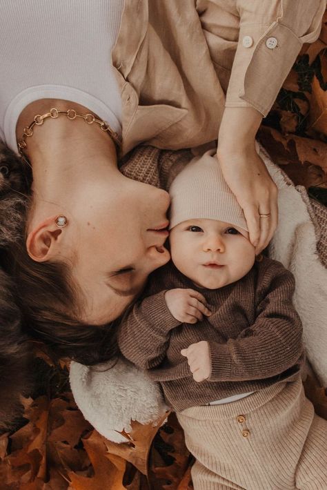 Mommy Me Fall Photos, Baby Family Fall Photoshoot, Autumn Photo Ideas Family, Fall Photos With Infant, Blanket Family Photos, Infant Fall Photos, Family Photos Fall With Baby, Baby Autumn Photoshoot, Mommy And Infant Photo Shoot