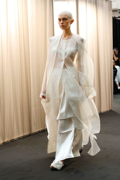 EENK Spring 2024 Ready-to-Wear Collection Vogue Runway 2023 2024, Vogue Runway 2024, Futuristic Fashion, Spring Summer 2024, Spring 2024, Mode Inspiration, White Fashion, Summer 2024, Traditional Dresses