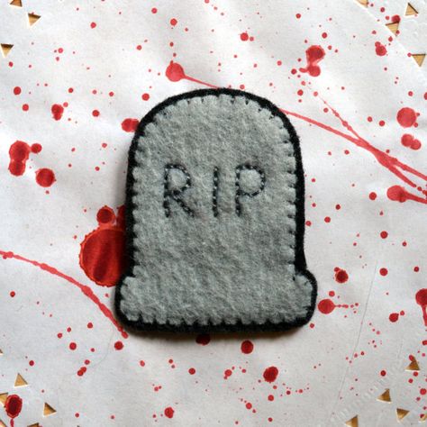 Horror Felt Crafts, Goth Felt Crafts, Felt Patches Diy, Fall Felt Crafts, Hand Sewn Crafts, Felt Pins, Halloween Felt Crafts, Handmade Patches, Felt Monster