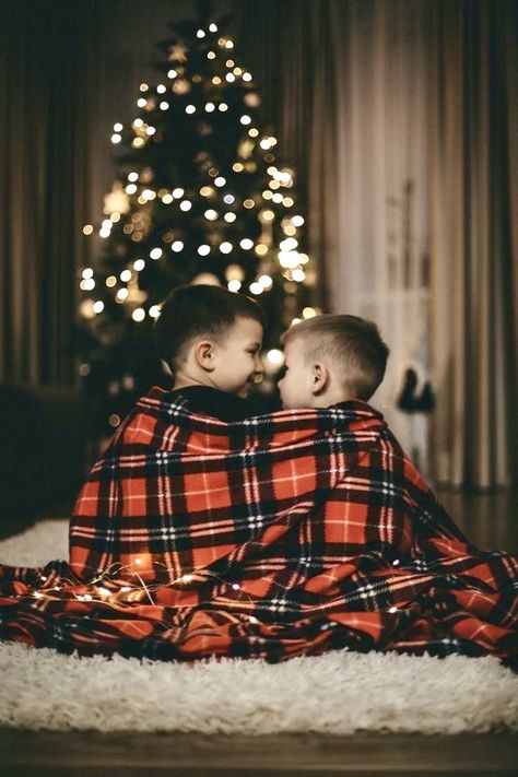 Diy Kids Xmas Pictures, Christmas Pajamas Photoshoot Kids, Christmas Outside Photoshoot, Boys Christmas Photoshoot, Diy Christmas Photoshoot Family Outdoor, Kids Holiday Photoshoot, Christmas Sister Photoshoot, Family Christmas Pictures Pajamas, Photoshoot Christmas Ideas