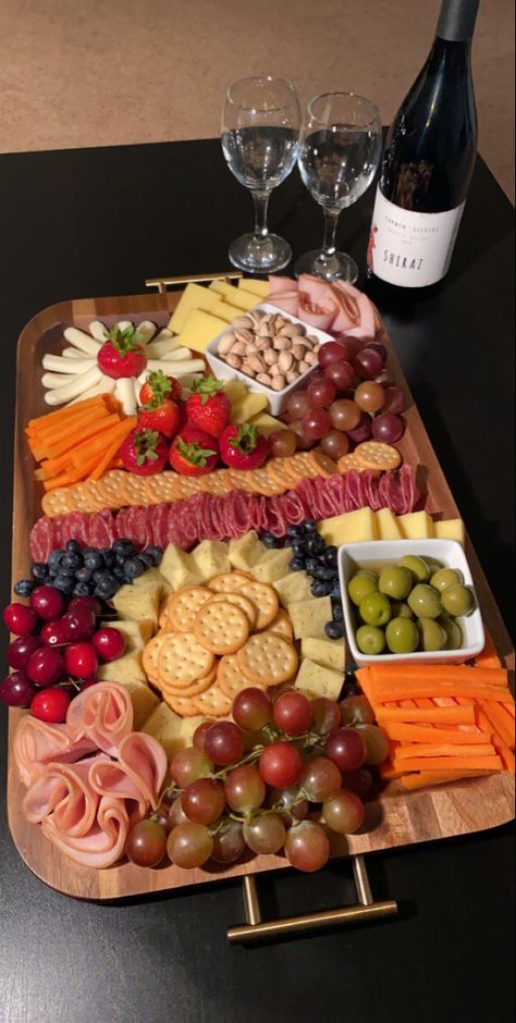 Decorações Com Comidas, Party Food Buffet, Catering Ideas Food, Party Food Platters, Charcuterie Recipes, Food Displays, Buffet Food, Party Food Appetizers, Food Platters