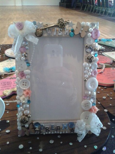 Shabby chic picture frame Photo Frame Aesthetic Diy, Decorating Photo Frames, Decorate Frames Ideas, Cute Diy Picture Frames, Beaded Frames Diy, Decorated Frames Diy, Decorated Photo Frames, Decorated Picture Frames Diy, Decorating Picture Frame Ideas