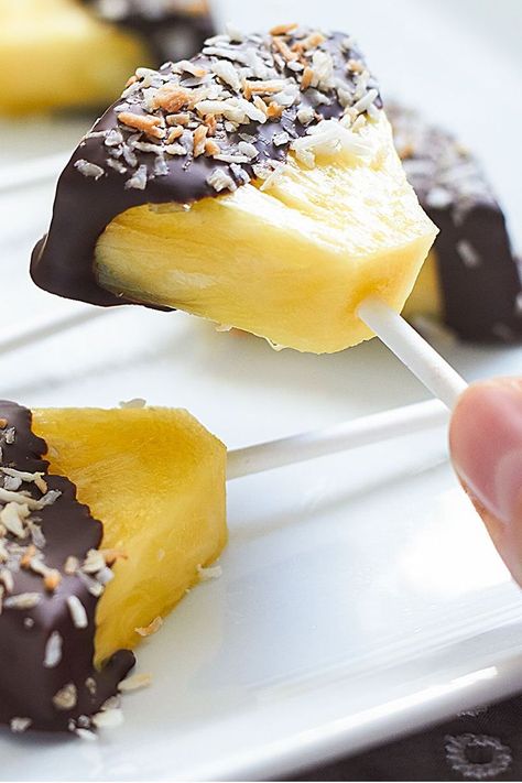 Pineapple Chocolate Coconut Pops — You’ll love the juicy goodness of pineapple and combining it with the lush bittersweet taste of dark chocolate and crisp coconut. Pineapple Chocolate, Chocolate Covered Pineapple, Dessert Quick, Snacks Für Party, On A Stick, Chocolate Coconut, Fruit Recipes, Healthy Dessert, Finger Food