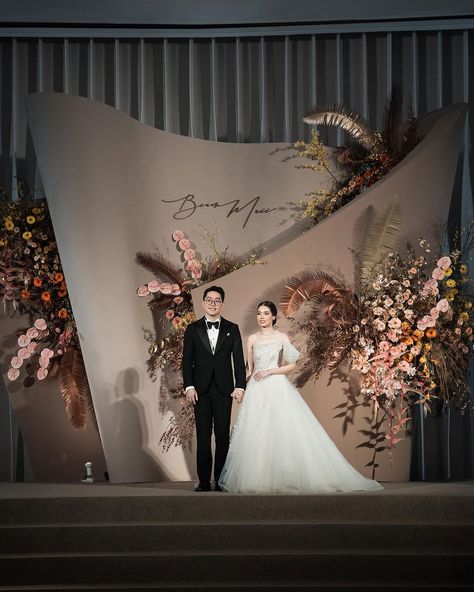 GRAPHICBYSANDY | ASYMMETRIC #BEAMAIIWEDDINGDIARY ——————————————————— PLANNER : @KENGNARUEMITYARN DECORATION :… | Instagram Wedding Decor Photo Backdrop, Minimalist Wedding Stage Decor, Rustic Stage Design, Thailand Wedding Decoration, Backdrop Ideas For Wedding, Modern Wedding Stage Design, Backdrop Wedding Ideas, Stage Wedding Decor, Modern Wedding Backdrop