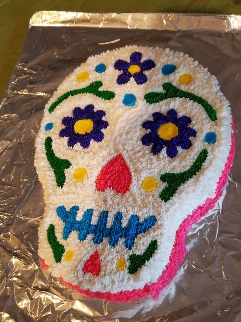 Day of the dead birthday cake, original design. Day Of The Dead Food Ideas, Coco Theme Birthday Cake, Day Of The Dead Bread Recipe Easy, Day Of The Dead Cake Ideas, Day Of The Dead Recipes Easy, Dia De Los Muertos Cupcake Ideas, Sugar Skull Birthday, Sugar Skull Party, Day Of The Dead Cake