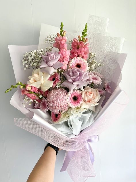 Flower Bouquet Theme, Small Mixed Flower Bouquet, Different Bouquet Styles, Mixed Flowers Bouquet, Aesthetic Bouquet Of Flowers, Mix Flower Bouquet, Bouquet Of Flowers Aesthetic, Diy Wedding Tips, Flower Bouquet Aesthetic