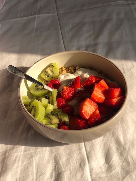 Fruit Bowl Breakfast, Low Fodmap Fruits, Better Gut Health, Aesthetic Breakfast, Healthy Yogurt, Healthy Food Inspiration, Healthy Food Dishes, Healthy Food Motivation, Authentic Self