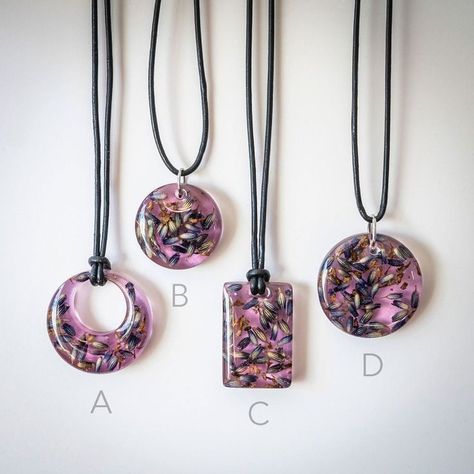 Diy Resin Earrings, Resin Pendant Diy, Flower Resin Jewelry, Epoxy Resin Diy, Cadeau Parents, Diy Resin Projects, Resin Jewelry Diy, Resin Jewelry Making, The Natural World