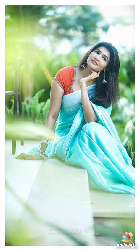 Sharee Photography Poses, Sari Photoshoot Poses, Wedding Photoshoot Poses, Indian Wedding Photography Poses, Saree Poses, Indian Photoshoot, Salwar Kamiz, Saree Photoshoot, Photography Poses Women