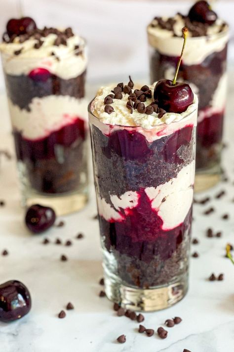 Black Forest Cake Trifle, Christmas Desserts In Glasses, Teacup Desserts, Mini Chocolate Trifle, Dessert In Glasses Ideas, Triffle Desserts Cups, Trifle Desserts Mini, Christmas Dessert Recipes Fancy, Desert Cups Ideas