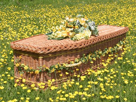 Low impact living topics, resources and information Outdoor Funeral, Aesthetic Coffins, Funeral Traditions, Green Funeral, Funeral Ideas, Funeral Costs, Autumn Rain, Home Green, Funeral Planning