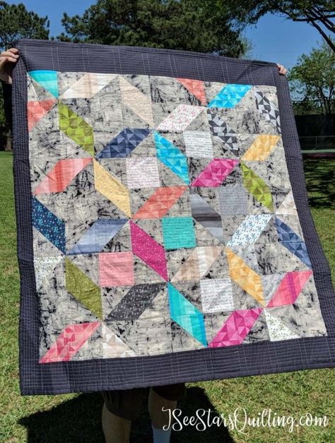 My Favorite FREE Quilt Pattern | ISeeStarsQuilting Weekend Quilt Patterns, Colorful Quilts Patterns, Quilting Easy, Hst Quilts, Indigo Quilt, Colorful Quilt, Pieced Quilts, The Quilt Show, Start Quilting