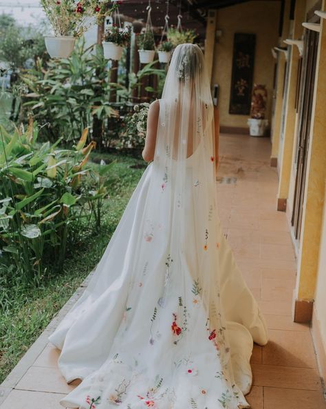 𝑻𝒉𝒆 𝒑𝒆𝒓𝒇𝒆𝒄𝒕 𝒗𝒆𝒊𝒍 👰 Our floral lace bridal veil with subtle bursts of color is the perfect choice for brides seeking a memorable and romantic look for their big day. Pair with a chic, minimalist ensemble to let the floral elements do the talking as you glide down the aisle. Phuong looks dreamy in our colorful one tier veil on her special day. Dream in color and make your springtime aesthetics come to life with this veil. 🫶🏼 Shop now: https://shorturl.at/yydBx #dreamdresses #dreamdres... Color Veil, Veil Floral, Lace Veils Bridal, Veil Dress, Floral Veil, Couture Wedding Gowns, Dream Dresses, Designer Wedding Gowns, Floral Elements