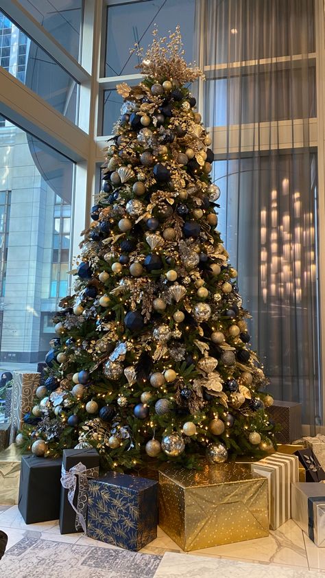 Big Christmas Tree Aesthetic, Christmas Tree Gold And Silver Ornaments, Macys Christmas Tree, Expensive Christmas Tree, Aesthic Christmas Tree, Big Christmas Tree Decoration, Big Christmas Tree Ideas, Department Store Christmas Tree, Grand Christmas Tree