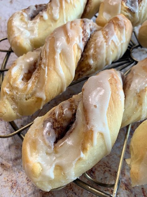 My Country Table, Cinnamon Twists, Country Table, Breakfast Sweets, Vanilla Glaze, Cinnamon Rolls Homemade, Bread Recipes Sweet, Cinnamon Rolls Recipe, Sweet Roll