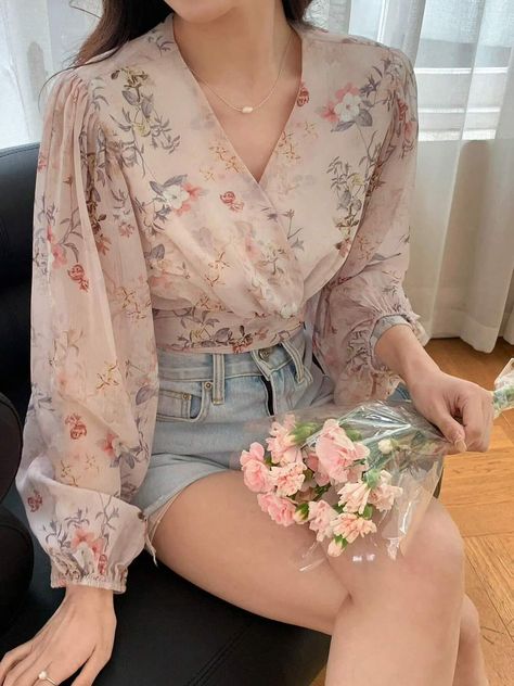 Floral Blouse Outfit, Trendy Outfits Indian, Lantern Sleeved Blouses, Fashion Top Outfits, Everyday Fashion Outfits, Quick Outfits, Modest Fashion Outfits, Lantern Sleeve, Casual Style Outfits