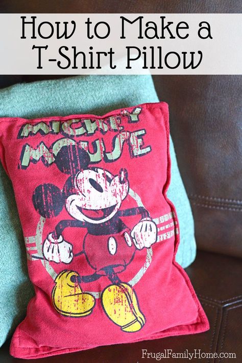 If you have a favorite t-shirt don’t throw it out recycle old t-shirts into colorful pillows instead. This is how to make a t-shirt pillow for yourself. It’s easy to do taking about 15 minutes from start to finish. I love to make these using my kid’s favorite t-shirts they’ve outgrown. But this craft idea is great for adult t-shirts too. Sew Ins, Tshirt Pillow, Crochet Vintage, Vintage Fans, Beginner Sewing Projects Easy, Sewing Pillows, Tshirt Crafts, Shirt Pillow, Old T Shirts