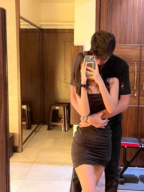 Mirror Couple Selfies, Cute Selfie Poses For Couples Mirror, Mirror Selfie With Face, Couple Back Dp, Mirror Selfie Poses Couple, Mirror Couple Pics, Couple Picture Ideas Mirror, Cute Couple Pics Selfie, Couple Mirror Pose Ideas