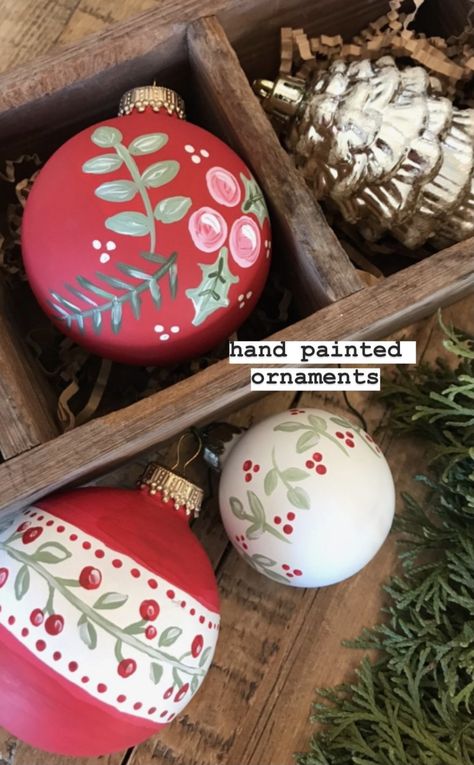 Diy Ceramic Baubles, Christmas Ornament Painting Ideas Easy, Christmas Ball Painting Ideas, Hand Painted Christmas Balls Easy, Ceramic Bauble Painting Ideas, Painted Ceramic Baubles, Ceramic Ornaments Diy Painted, Ornament Painting Ideas Ball, Hand Painted Ceramic Ornaments