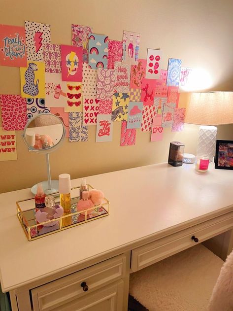 Pic by: ☆ Amelia ☆ Preppy Desk Setup, Preppy Desk Ideas, Preppy Vanity Ideas, Preppy Desks, Preppy Summer Room, Preppy Desk Decor, Preppy Table, Pink Preppy Room, Preppy Bedrooms