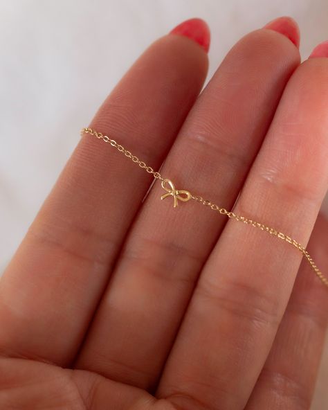 Halloweenský Makeup, Preppy Jewelry, Pretty Jewelry Necklaces, Cute Bracelet, Mini Bow, Tiny Bow, Bow Bracelet, Jewelry Accessories Ideas, Bracelet Dainty