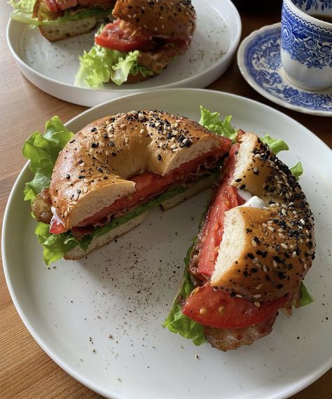 Aesthetic Bagel, Bagels Aesthetic, Easy Bagel, Meals Planner, Healthy Bagel, Easy And Healthy Breakfast, Vegetarian Barbecue, Bagel Sandwich, Healthy Recipes On A Budget