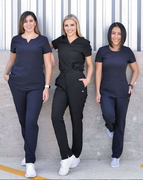 Black Scrubs Outfit, Scrubs Outfit Ideas, Doctors Outfit, Scrubs Uniform Cute, Beauty Salon Uniform Ideas, Cute Nursing Scrubs, Scrubs Fashion, Nurse Outfit Scrubs, Medical Scrubs Fashion