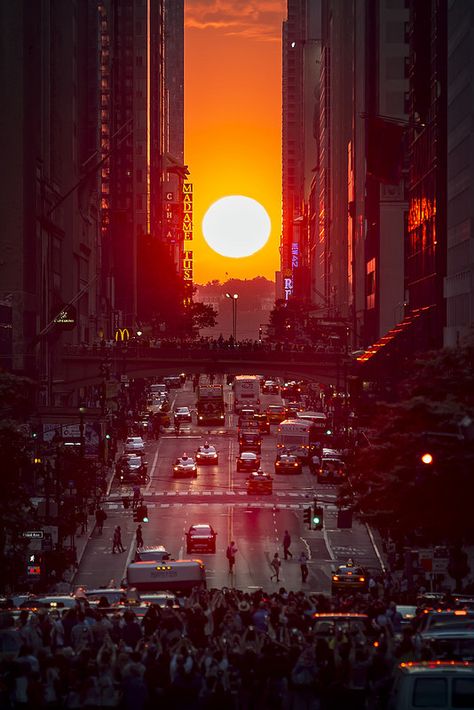 Manhattanhenge, NYC is one of those phenomenon's I really want to see! Wish I was on the east coast tonight! City Photography, Sunrise Photography, تاج محل, Matka Natura, Tall Buildings, City Wallpaper, Manhattan New York, City Street, City Aesthetic