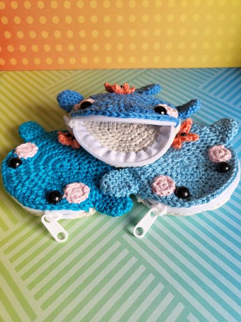 Diy Crochet Keychain, Crochet Charms, Coin Purse Crochet Pattern, Charm Crochet, Holding Money, Crochet Keychains, Crochet Whale, Crochet Fish, Easy Crochet Animals